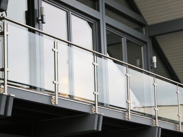 50 mẫu lan can inox kính cho ban công, hành lang hiện đại