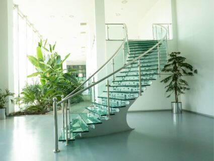 lan can cầu thang kính tay vịn inox