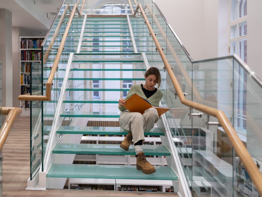 lan can cầu thang kính tay vịn inox tại thư viện