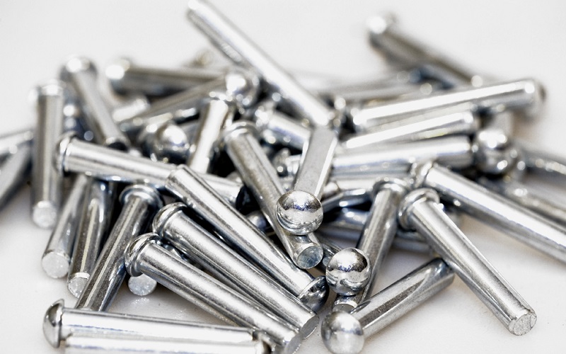 hợp kim và thép không gỉ cái nào tốt hơn