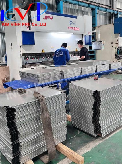 gia cong chan khay inox