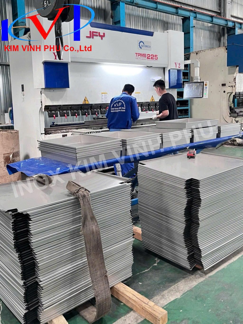 gia cong chan khay inox