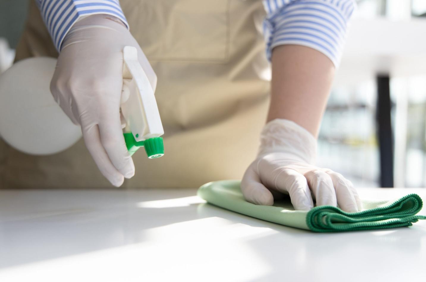 Cách vệ sinh inox 330 là sử dụng dung dịch nhẹ như xà phòng pha loãng và khăn mềm để lau bề mặt