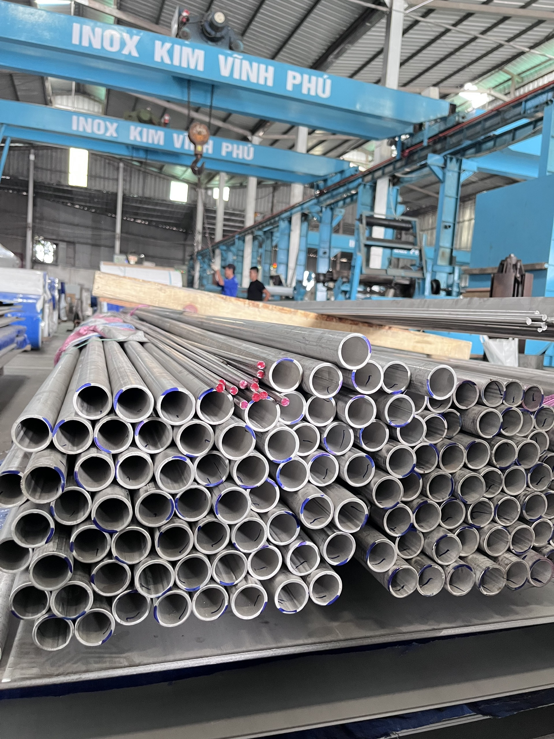 Inox chịu axit là gì? Các loại inox nào có thể chịu được axit 1 Ống inox công nghiệp có khả năng chống lại sự ăn mòn trong môi trường axit mạnh hoặc hóa chất có tính ăn mòn cao