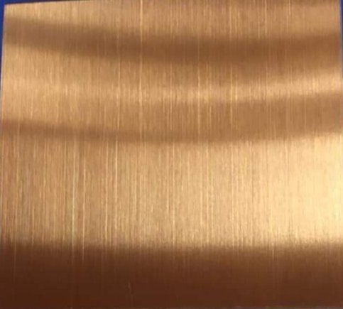 Một số nguyên nhân bên ngoài có thể gây ra sự đổi màu hoặc bám bẩn trên bề mặt inox, tạo cảm giác như bị ố vàng