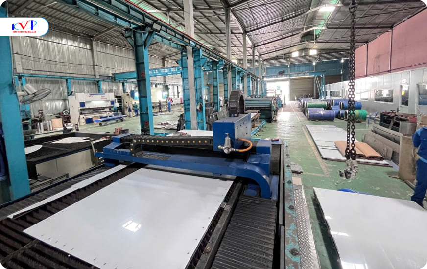 Khu vực máy cắt CNC Laser tại xưởng Inox Kim Vĩnh Phú