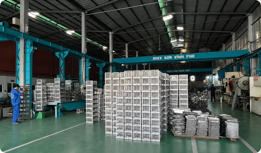 Không gian xưởng và khu vực máy gia công kim loại tấm tại Inox Kim Vĩnh Phú